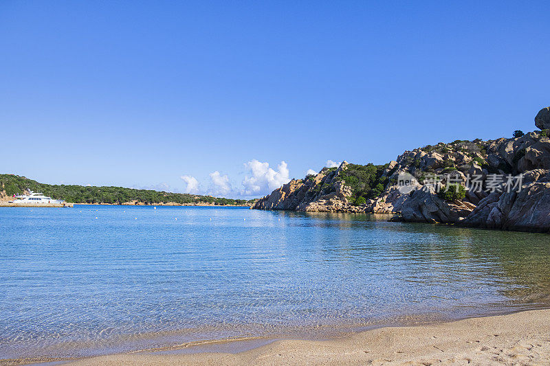 Cala Spalmatore，撒丁岛拉马达莱纳岛美丽的海滩之一